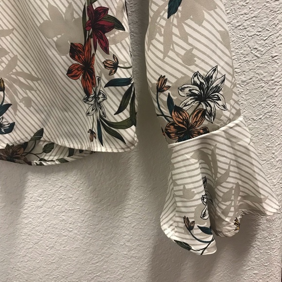 NWT Floral Blouse - Picture 3 of 7